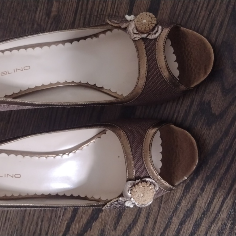 Bandolino Size 9.5 Metallic Bronze and Brown Fabric Peep Toe High Heel Shoes